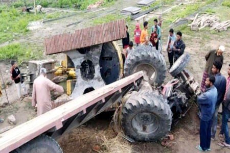 https://thenewse.com/wp-content/uploads/Tractor-overturned-in-Panchagarh.jpg