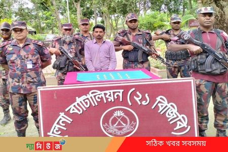শার্শা সীমান্তে স্বর্ণবারসহ পাচারকারী আটক