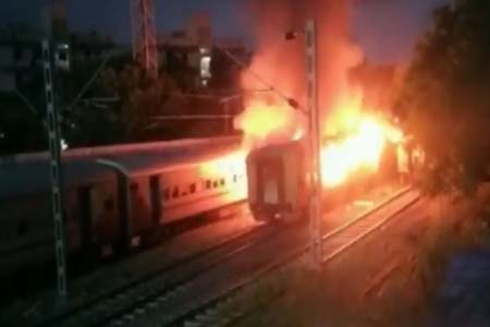 ট্রেনে বিধ্বংসী অগ্নিকাণ্ড