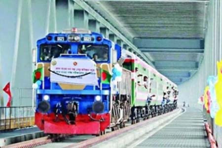 পদ্মা সেতুর ওপর দিয়ে প্রথম বাণিজ্যিকভাবে যাত্রা শুরু ট্রেনের