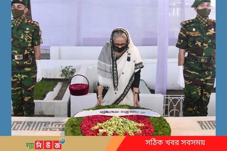 স্বজনদের সমাধিতে প্রধানমন্ত্রীর শ্রদ্ধা