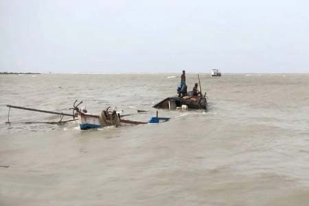 বঙ্গোপসাগরে উত্তাল ঢেউয়ে
