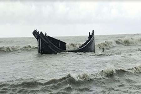 মেঘনায় যাত্রীবাহী বোট ডুবি
