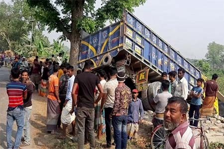 https://thenewse.com/wp-content/uploads/Truck-collision-2.jpg
