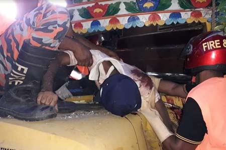 ঝিনাইদহে ট্রাক নিয়ন্ত্রণ হারিয়ে চালক নিহত