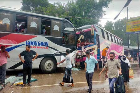 গৌরনদীতে দুটি যাত্রীবাহী বাস