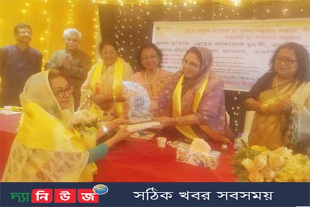 উত্তরা পাবলিক লাইব্রেরি থেকে ৩০ জন মা পেলেন রত্নগর্ভা সম্মাননা