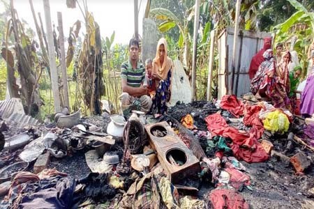 সবজি ব্যবসায়ীর আবু বাক্কারের বাড়িতে দুর্বৃত্তের দেওয়া আগুনে ঘরবাড়ি পুড়ে ছাই