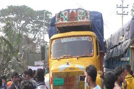 ট্রাক চাপায় নারীর মৃত্যু
