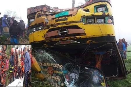 ঘন কুয়াশায় বাস উল্টে খাদে