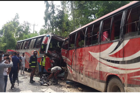 তারাগঞ্জে দুই বাসের মুখোমুখি সংঘর্ষে নিহত ৫