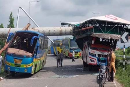 বাসের ওপরে বিলবোর্ড