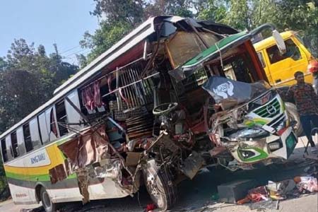 বাস-ট্রাকের সংঘর্ষ