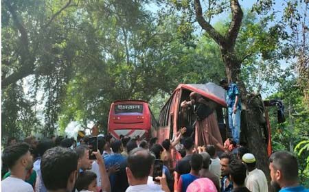 বাসের মুখোমুখি সংঘর্ষ
