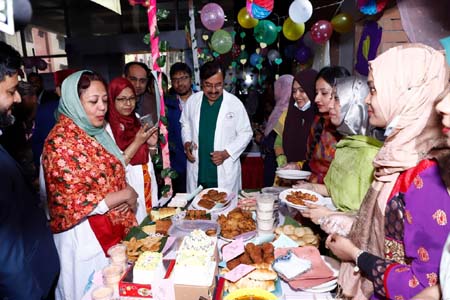 আদ্-দ্বীন উইমেন্স মেডিকেল কলেজে ঐতিহ্যবাহী পিঠা উৎসব