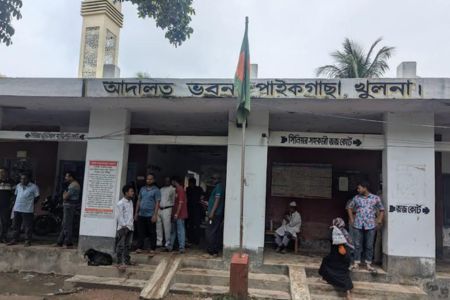 ‎ছাদ ধসে পড়ার আশঙ্কায় আতঙ্কিত পাইকগাছা জুডিশিয়াল ম্যাজিস্ট্রেট আদালত, ঝুঁকিতে বিচার কার্যক্রম