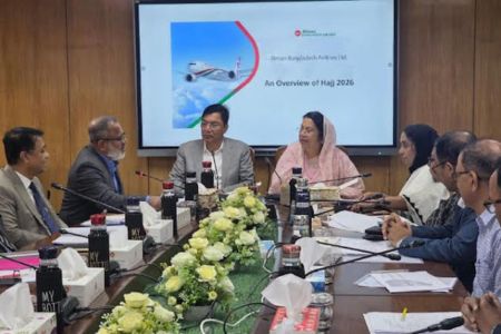 হজ যাত্রীরা যাতে হয়রানির শিকার না হয় সেদিকে খেয়াল রাখতে হবে - বিমান মন্ত্রী