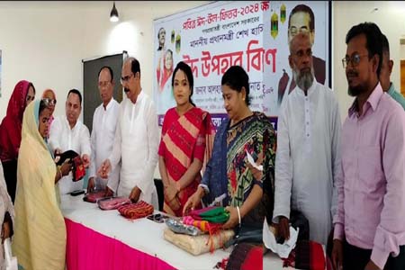 আগৈলঝাড়ায় প্রধানমন্ত্রী শেখ হাসিনার ঈদের শুভেচ্ছার নতুন পোশাক পেলেন ২৩১টি অসহায় পরিবার