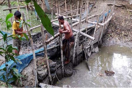 খালে বাঁধ দিয়ে পানি প্রবাহ বন্ধ