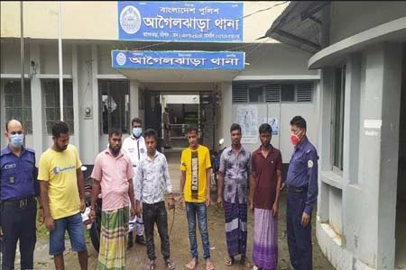 জুয়া খেলার সময় ৬ জুয়ারী গ্রেফতার, আগৈলঝাড়া থানায় মামলা