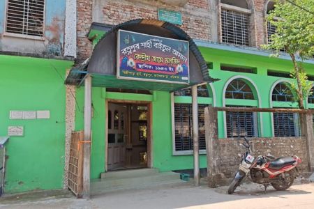 আগৈলঝাড়ায় রাতের আধারে মসজিদের পুকুরের দুই লক্ষাধিক টাকার মাছ চুরি