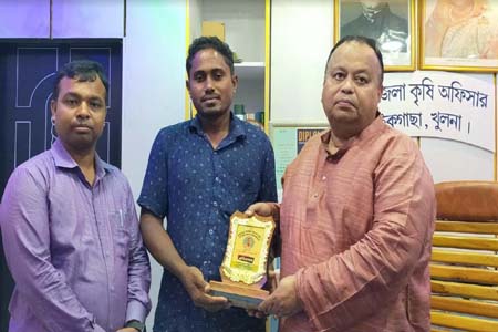 পাইকগাছায় ফল বাগান ও নার্সারী করে সফল বেলাল হোসেন; তরুণ কৃষি উদ্যোক্তা সম্মাননা লাভ