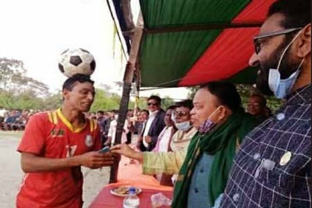 পাইকগাছার দেলুটিতে বিজয় দিবস উপলক্ষে ৮ দলীয় ফুটবল টুনামেন্টের ফাইনাল খেলা অনষ্ঠিত