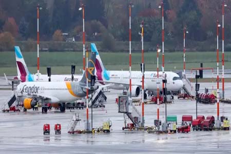 নিজের মেয়েকেই জিম্মি