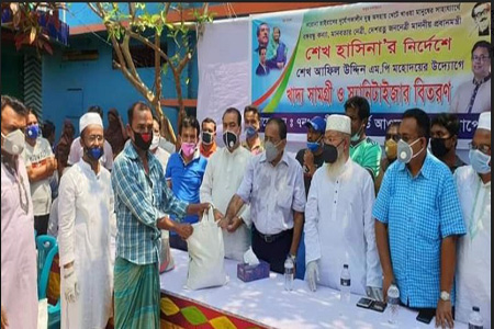 করোনায় বেনাপোলে ৩৫০ দুস্থ অসহায় দিনমজুর পরিবারের মাঝে খাদ্য বিতরণ 