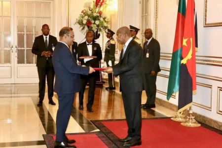 অ্যাঙ্গোলার রাষ্ট্রপতির কাছে বাংলাদেশের রাষ্ট্রদূতের পরিচয়পত্র পেশ