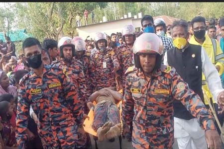 রাজারহাটে সেফটিক ট্যাংক নির্মাণের সময় মাটি চাপা পড়া দুই শ্রমিক ৫ঘন্টা পর জীবন্ত উদ্ধার