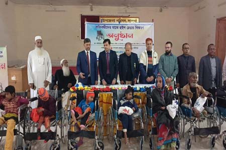সালথায় প্রতিবন্ধীদের মাঝে আমেনা-রশিদ ফাউন্ডেশনের হুইল চেয়ার বিতরণ