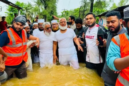 বন্যাদুর্গত চট্টগ্রামে জামায়াত আমির, ক্ষতিগ্রস্তদের মাঝে ত্রাণ বিতরণ