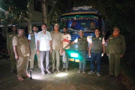 শ্যামনগরে বনবিভাগের অভিযানে ৭০ বস্তা ঝিনুক সহ মিনি ট্রাক আটক
