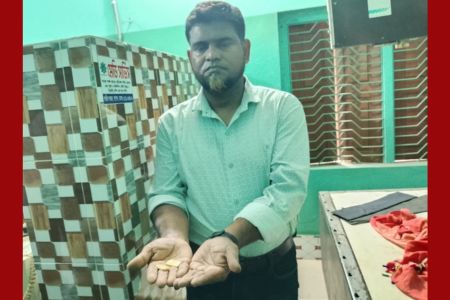 ভারতে পাচারের সময় বেনাপোল কাস্টমসে স্বর্নবারসহ পাসপোর্টধারী আটক