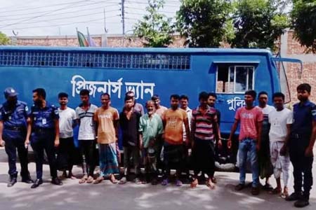 বেনাপোল পোর্ট থানা পুলিশের অভিযানে ১৩ জন গ্রেফতারি পরোয়ানা ভুক্ত আসামি আটক