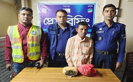 সিমান্ত থেকে গাঁজাসহ আটক