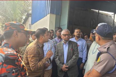 ডেমরায় অগ্নিকাণ্ডে ক্ষতিগ্রস্ত কারখানা পরিদর্শন করলেন শ্রমমন্ত্রী তদন্ত কমিটি গঠন