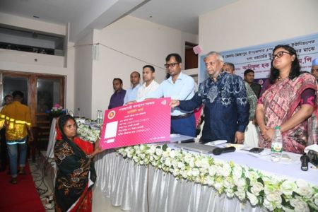 ফ্যামিলি কার্ড নিয়ে বসে থাকলে হবে না, আয়বর্ধক কাজ করতে হবে - শ্রমমন্ত্রী আরিফুল হক চৌধুরী