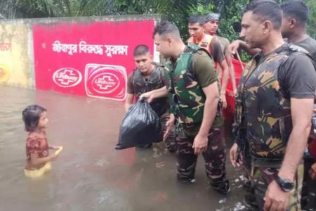 চট্টগ্রামে বন্যার্তদের পাশে সেনাবাহিনী, ৩ হাজার পরিবারে ত্রাণ সহায়তা