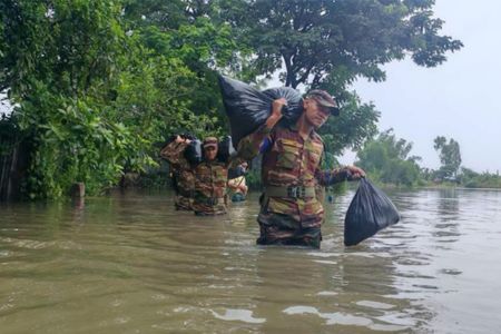 পার্বত্য চট্টগ্রামসহ বন্যাকবলিত এলাকায় সেনাবাহিনীর মানবিক সহায়তা অব্যাহত