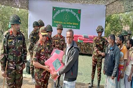 নোয়াখালীতে সেনাবাহিনী প্রধানের শীতবস্ত্র বিতরণ