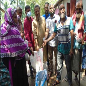 আড়পাড়া ইউনিয়নে বন্যার্ত মানুষের মাঝে ত্রান বিতরন