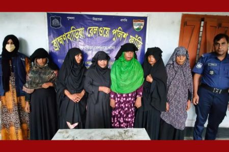 ট্রেনে যাত্রীবেশে ছিনতাই, অবশেষে ১১ নারী সদস্য গ্রেপ্তার