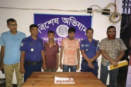 মান্দায় ৭০ পিস ট্যাপেন্টাডল ও দেশীয় অস্ত্রসহ গ্রেফতার ২