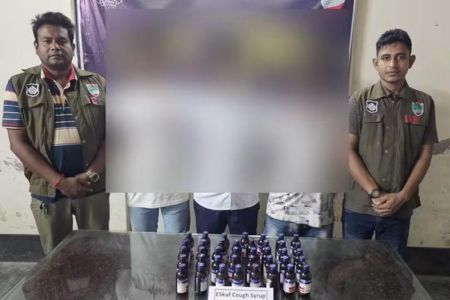 ডিবির অভিযানে নেশা জাতীয় সিরাপসহ আটক-৩