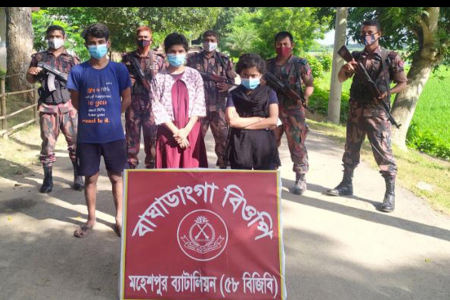 মহেশপুর সীমান্ত দিয়ে অবৈধভাবে ভারত থেকে আসার অপরাধে আটক ৩