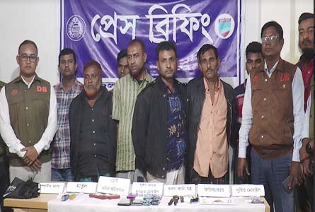 যশোরে ডাকাতসহ ৯জনকে গ্রেফতার, অস্ত্র স্বর্ণালংকার উদ্ধার