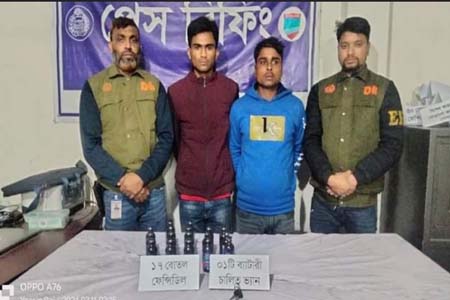 ডিবির অভিযানে ফেনসিডিলসহ দুই মাদক ব্যবসায়ী আটক