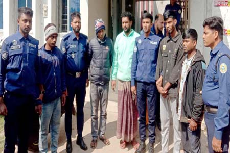 আগৈলঝাড়ায় পুলিশের পৃথক অভিযানে পাঁচ পলাতক আসামী গ্রেফতার